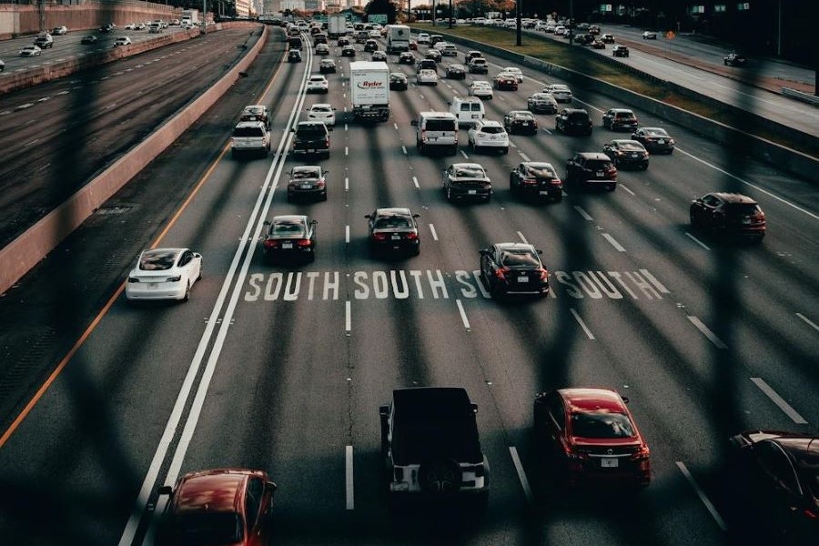 En bild på bullrig trafik