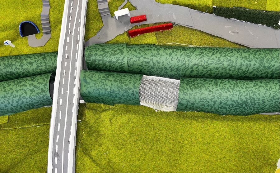 En bild på modellen vi byggt. man kan se tunneln över motorvägen